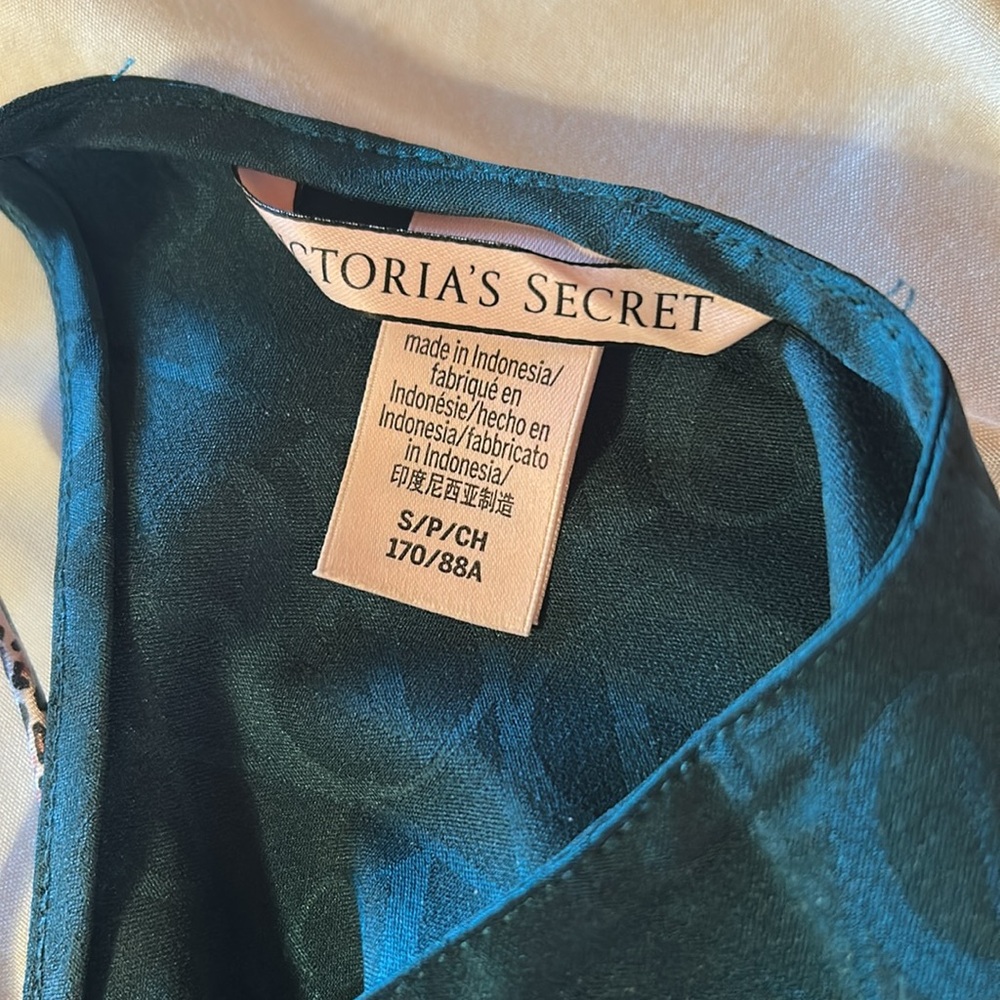 Victoria’s Secret Elegant Green Satin Sleepwear Set - Picture 7 of 8